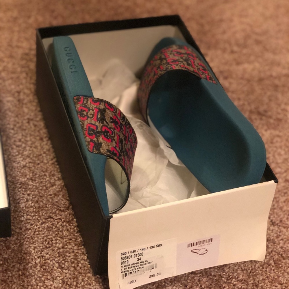 Gucci flip flops